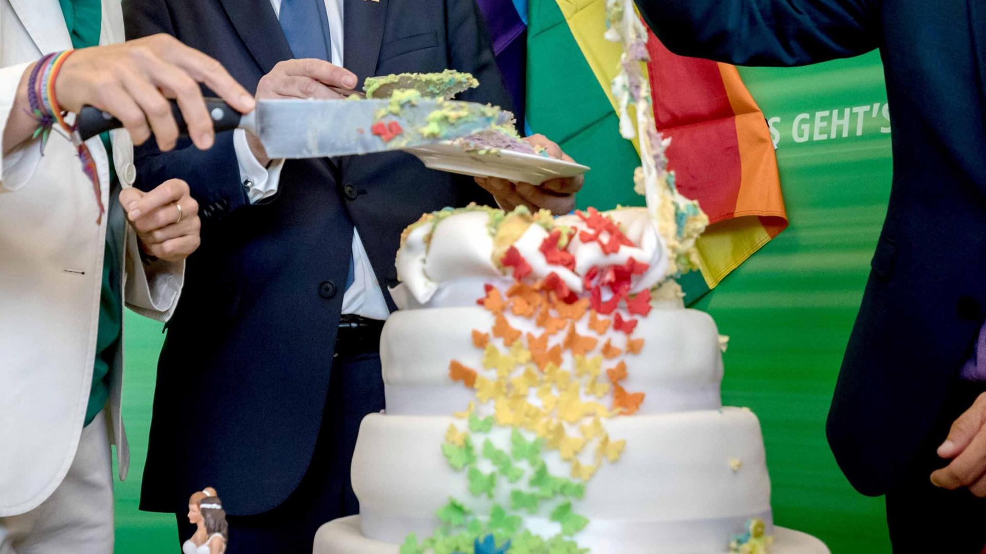 Katrin Göring-Eckardt, Fraktionsvorsitzende der Grünen, schneidet neben Volker Beck (Bündnis 90/Die Grünen) am 30.06.2017 im Bundestag in Berlin eine Torte in Regenbogenfarben an. Mit einer historischen Entscheidung hat der Bundestag am Freitag Ja zur Ehe für alle gesagt. Katrin Göring-Eckardt, Fraktionsvorsitzende der Grünen, schneidet neben Volker Beck (Bündnis 90/Die Grünen) am 30.06.2017 im Bundestag in Berlin eine Torte in Regenbogenfarben an. Mit einer historischen Entscheidung hat der Bundestag am Freitag Ja zur Ehe für alle gesagt.