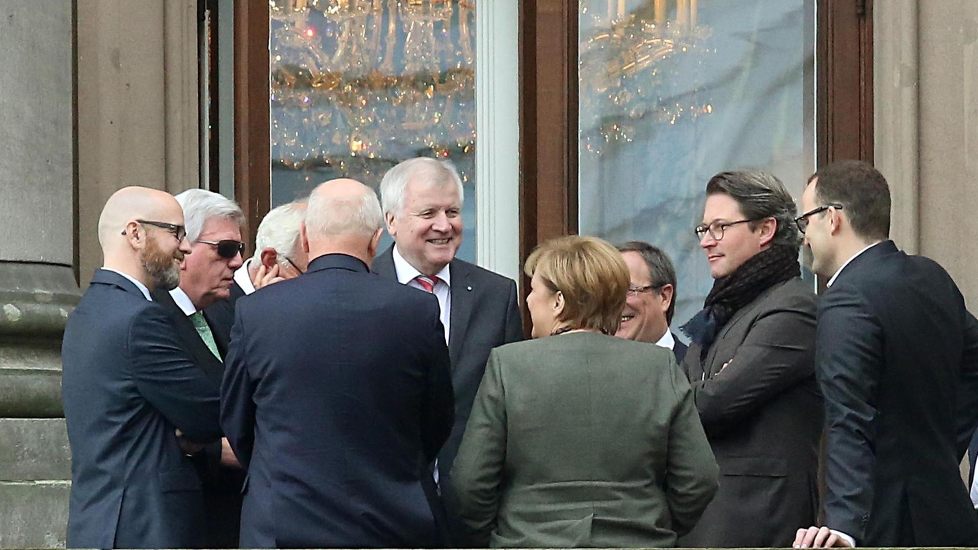 Politiker nehmen an der Fortsetzung der Sondierungsverhandlungen am 26.10.2017 in der Deutschen Parlamentarischen Gesellschaft in Berlin zwischen CDU, CSU, FDP und Grünen, teil. L-r: CDU-Generalsekretät Peter Tauber, Ministerpräsident von Hessen, Volker Bouffier (CDU), Vorsitzender der CSU-Landtagsfraktion Thomas Kreuzer, CDU-Fraktionschef Volker Kauder, Ministerpräsident aus Bayern Horst Seehofer (CSU), Bundeskanzlerin Angela Merkel (CDU), Bayerns Innenminister Joachim Hermann (CSU), Ministerpräsident aus Nordrhein-Westfalen, Armin Laschet (CDU), Generalsekretär der CSU, Andreas Scheuerer und Jens Spahn (CDU). Politiker nehmen an der Fortsetzung der Sondierungsverhandlungen am 26.10.2017 in der Deutschen Parlamentarischen Gesellschaft in Berlin zwischen CDU, CSU, FDP und Grünen, teil. L-r: CDU-Generalsekretät Peter Tauber, Ministerpräsident von Hessen, Volker Bouffier (CDU), Vorsitzender der CSU-Landtagsfraktion Thomas Kreuzer, CDU-Fraktionschef Volker Kauder, Ministerpräsident aus Bayern Horst Seehofer (CSU), Bundeskanzlerin Angela Merkel (CDU), Bayerns Innenminister Joachim Hermann (CSU), Ministerpräsident aus Nordrhein-Westfalen, Armin Laschet (CDU), Generalsekretär der CSU, Andreas Scheuerer und Jens Spahn (CDU).