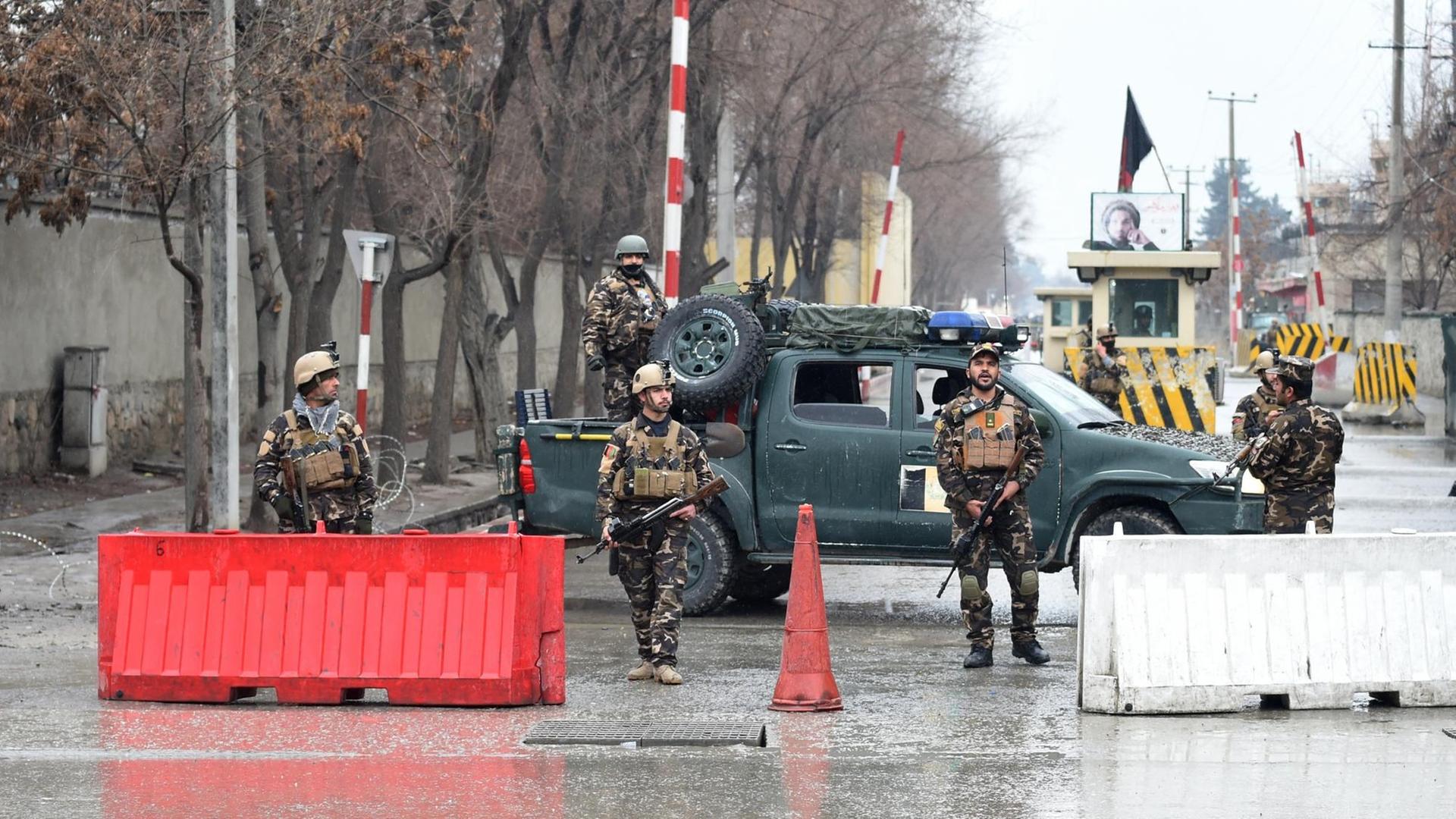 Sicherheitskräfte sichern nach einem Anschlag in Kabul den Tatort.