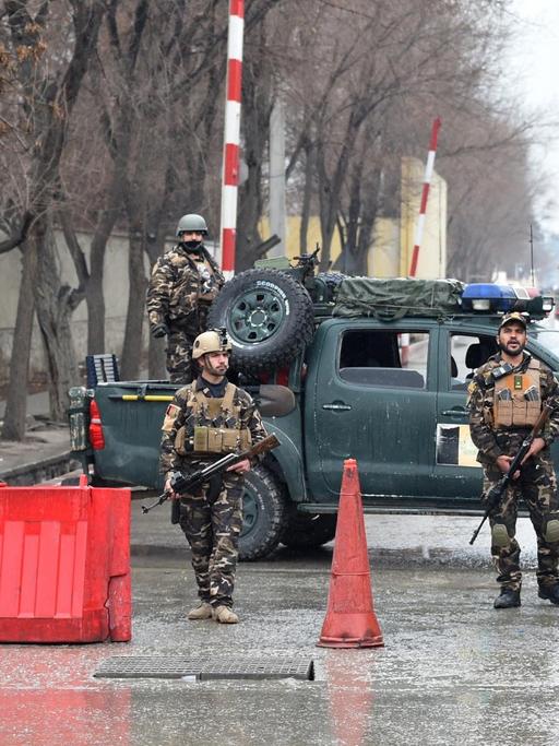 Sicherheitskräfte sichern nach einem Anschlag in Kabul den Tatort.