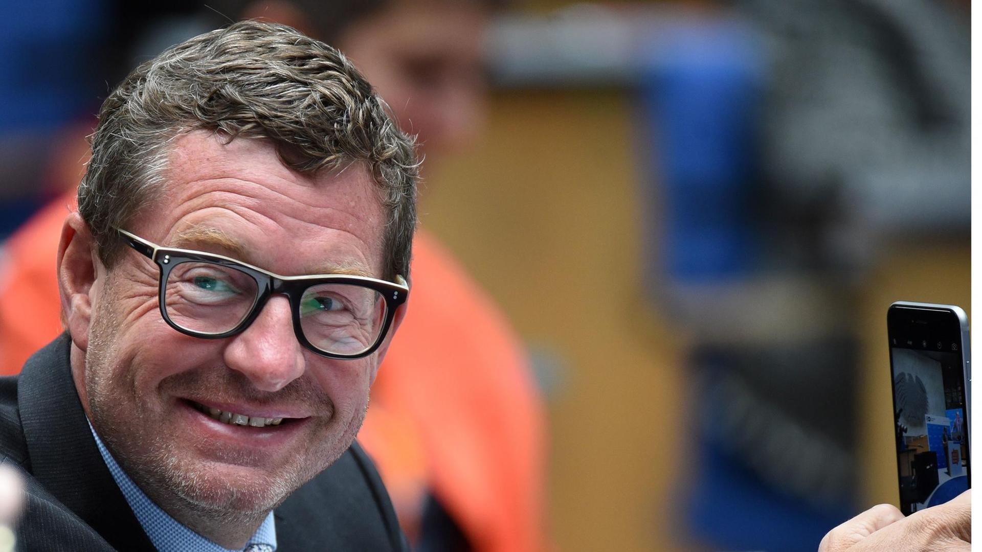 Kai Diekmann macht ein Selfie