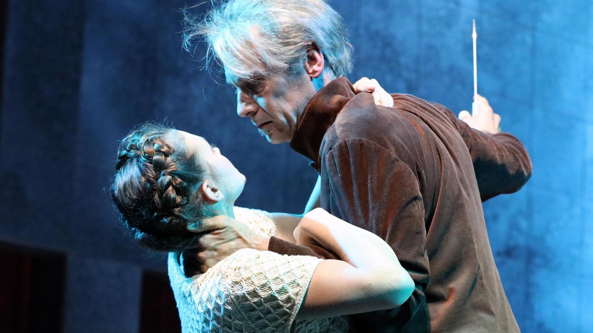 Emilia Galotti (Katja Plodzistaya) wird von ihrem Vater Odoardo Galotti (Ulrich K. Müller) erstochen in dem Stück "Emilia Galotti" von Gotthold Ephraim Lessing. Emilia Galotti (Katja Plodzistaya) wird von ihrem Vater Odoardo Galotti (Ulrich K. Müller) erstochen in dem Stück "Emilia Galotti" von Gotthold Ephraim Lessing.