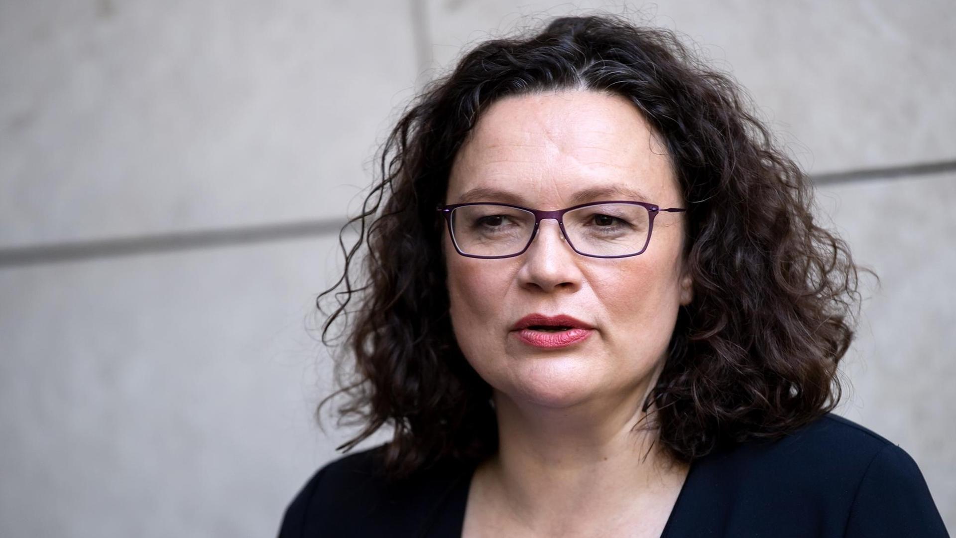 03.06.2019, Berlin: Andrea Nahles, bisherige Vorsitzende der SPD, verlässt nach Ihrem Rücktritt vom Parteivorsitz in der außerordentlichen Klausurtagung des SPD-Vorstands die SPD-Parteizentrale, das Willy-Brandt-Haus. Foto: Bernd von Jutrczenka/dpa | Verwendung weltweit 03.06.2019, Berlin: Andrea Nahles, bisherige Vorsitzende der SPD, verlässt nach Ihrem Rücktritt vom Parteivorsitz in der außerordentlichen Klausurtagung des SPD-Vorstands die SPD-Parteizentrale, das Willy-Brandt-Haus. Foto: Bernd von Jutrczenka/dpa | Verwendung weltweit
