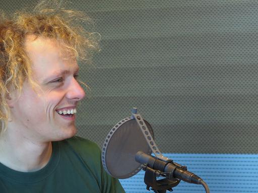 Der norwegische Singer-Songwriter Moddi bei Deutschlandradio Kultur im Studio.