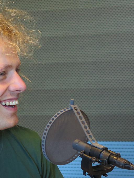 Der norwegische Singer-Songwriter Moddi bei Deutschlandradio Kultur im Studio.