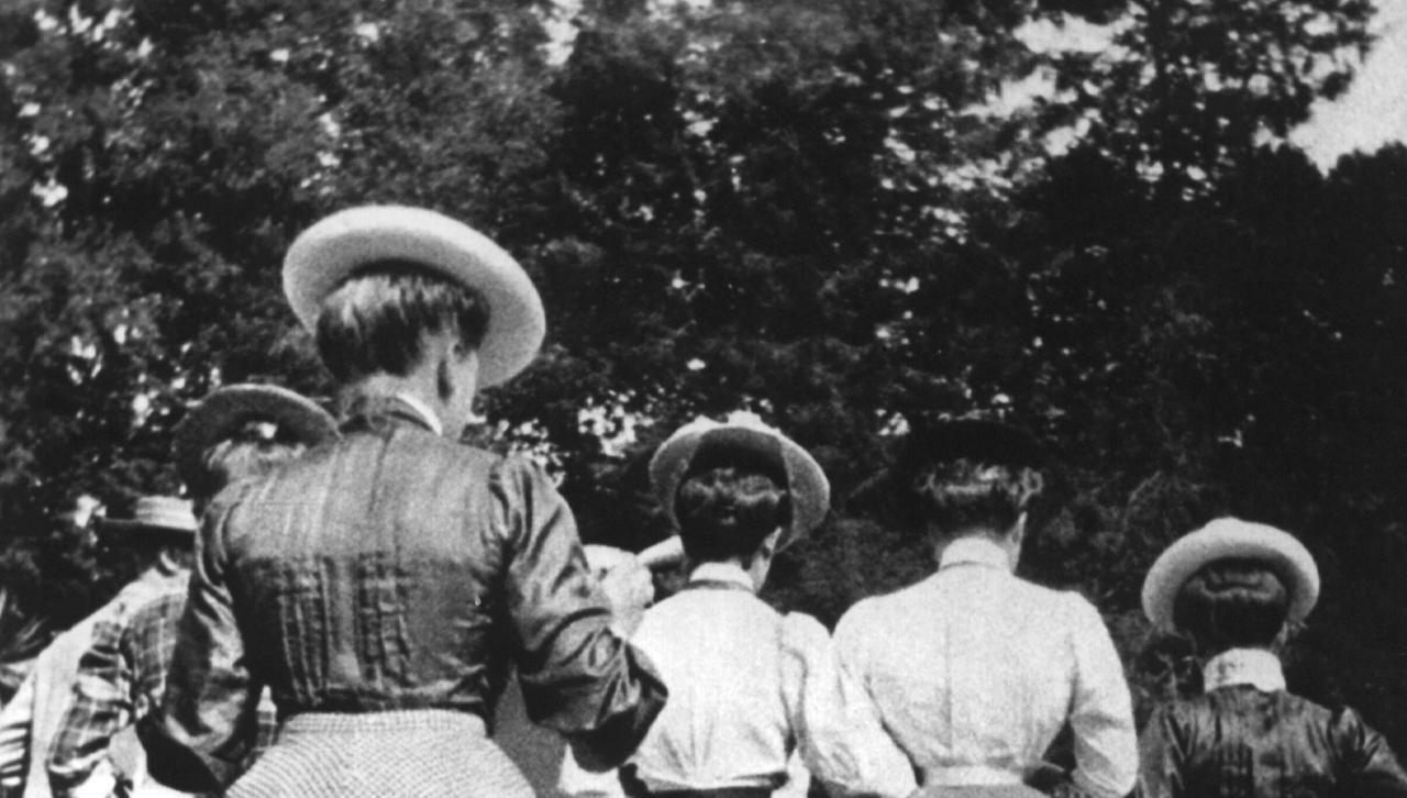 Untergehakt genießen diese Pariserinnen einen Spaziergang. Untergehakt genießen diese Pariserinnen einen Spaziergang.