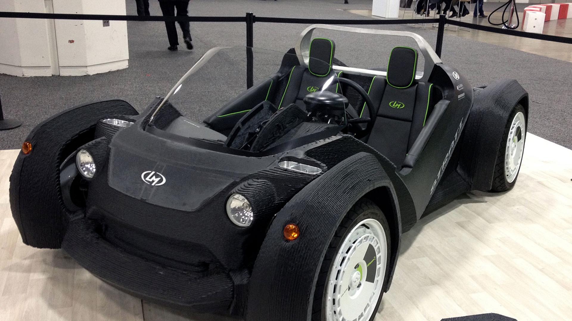 Ein «Strati», einen tiefer gelegter Elektro-Zweisitzer, wird 14.01.2015 auf der Detroit Auto Show vorgestellt. Der Wagen stammt aus einem 3D-Drucker. Das Unternehmen Local Motors aus Chandler im US-Bundesstaat Arizona produziert den «Strati». Der Produktionsprozess dauert 44 Stunden, doch Local Motors hat sich vorgenommen, ihn auf 24 Stunden zu reduzieren. Nachdem die Karosserie und das Fahrwerk gedruckt sind, werden die mechanischen Komponenten wie Motor, Batterien, Kabel und Federung ergänzt. Ein «Strati», einen tiefer gelegter Elektro-Zweisitzer, wird 14.01.2015 auf der Detroit Auto Show vorgestellt. Der Wagen stammt aus einem 3D-Drucker. Das Unternehmen Local Motors aus Chandler im US-Bundesstaat Arizona produziert den «Strati». Der Produktionsprozess dauert 44 Stunden, doch Local Motors hat sich vorgenommen, ihn auf 24 Stunden zu reduzieren. Nachdem die Karosserie und das Fahrwerk gedruckt sind, werden die mechanischen Komponenten wie Motor, Batterien, Kabel und Federung ergänzt.