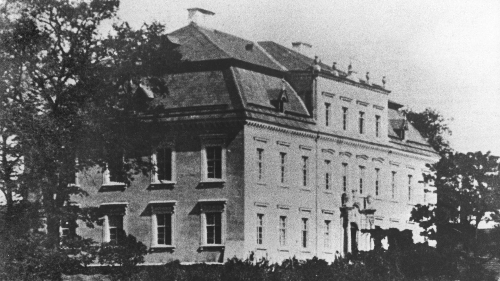 Der Herrensitz Gut Kreisau in Schlesien, Polen, aufgenommen 1985. Dort wurde der deutsche Widerstandskämpfer Helmuth James Graf von Moltke am 11.03.1907 geboren. Moltke wurde am 23.01.1945 von den Nazis in Plötzensee in Berlin hingerichtet. Der Herrensitz Gut Kreisau in Schlesien, Polen, aufgenommen 1985. Dort wurde der deutsche Widerstandskämpfer Helmuth James Graf von Moltke am 11.03.1907 geboren. Moltke wurde am 23.01.1945 von den Nazis in Plötzensee in Berlin hingerichtet.