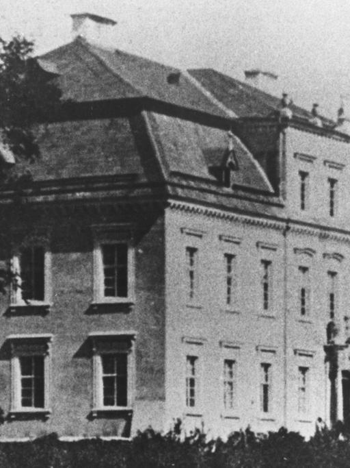 Der Herrensitz Gut Kreisau in Schlesien, Polen, aufgenommen 1985. Dort wurde der deutsche Widerstandskämpfer Helmuth James Graf von Moltke am 11.03.1907 geboren. Moltke wurde am 23.01.1945 von den Nazis in Plötzensee in Berlin hingerichtet.