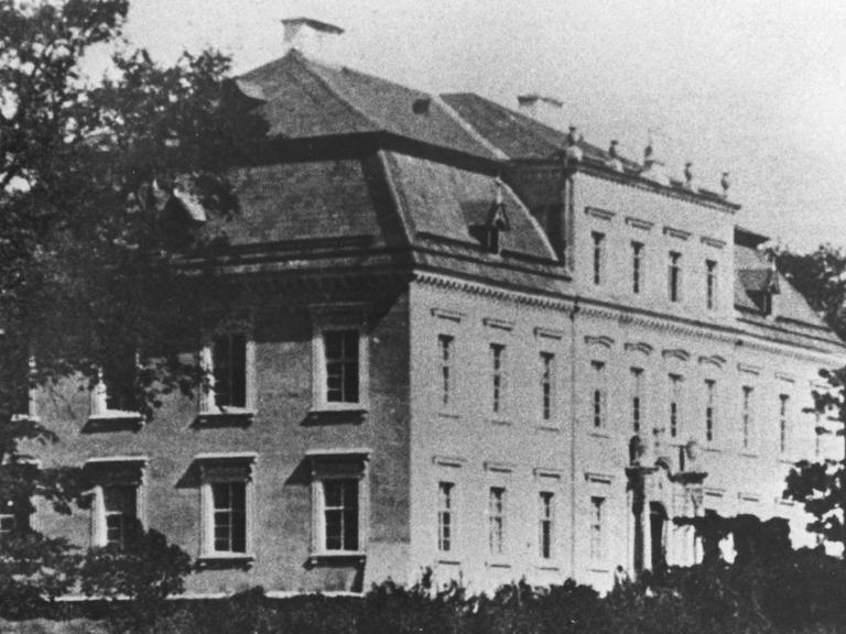 Der Herrensitz Gut Kreisau in Schlesien, Polen, aufgenommen 1985. Dort wurde der deutsche Widerstandskämpfer Helmuth James Graf von Moltke am 11.03.1907 geboren. Moltke wurde am 23.01.1945 von den Nazis in Plötzensee in Berlin hingerichtet.
