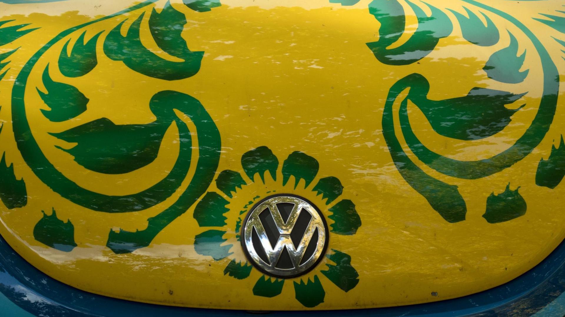 Ein gelb-grün gespritzter VW Käfer parkt am 23.10.2015 in Berlin.