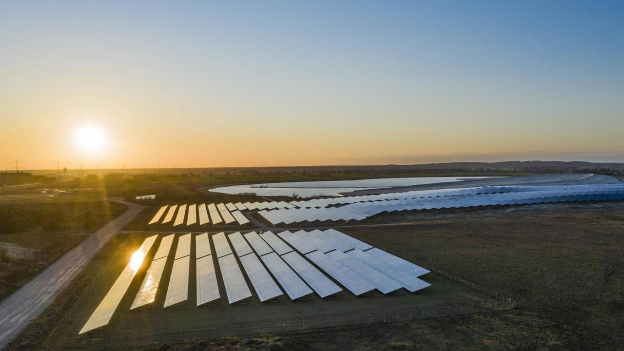 Solarfeld im Licht des Sonnenaufgangs in Mecklenburg-Vorpommern bei Luttow-Valluhn. Solarfeld im Licht des Sonnenaufgangs in Mecklenburg-Vorpommern bei Luttow-Valluhn.
