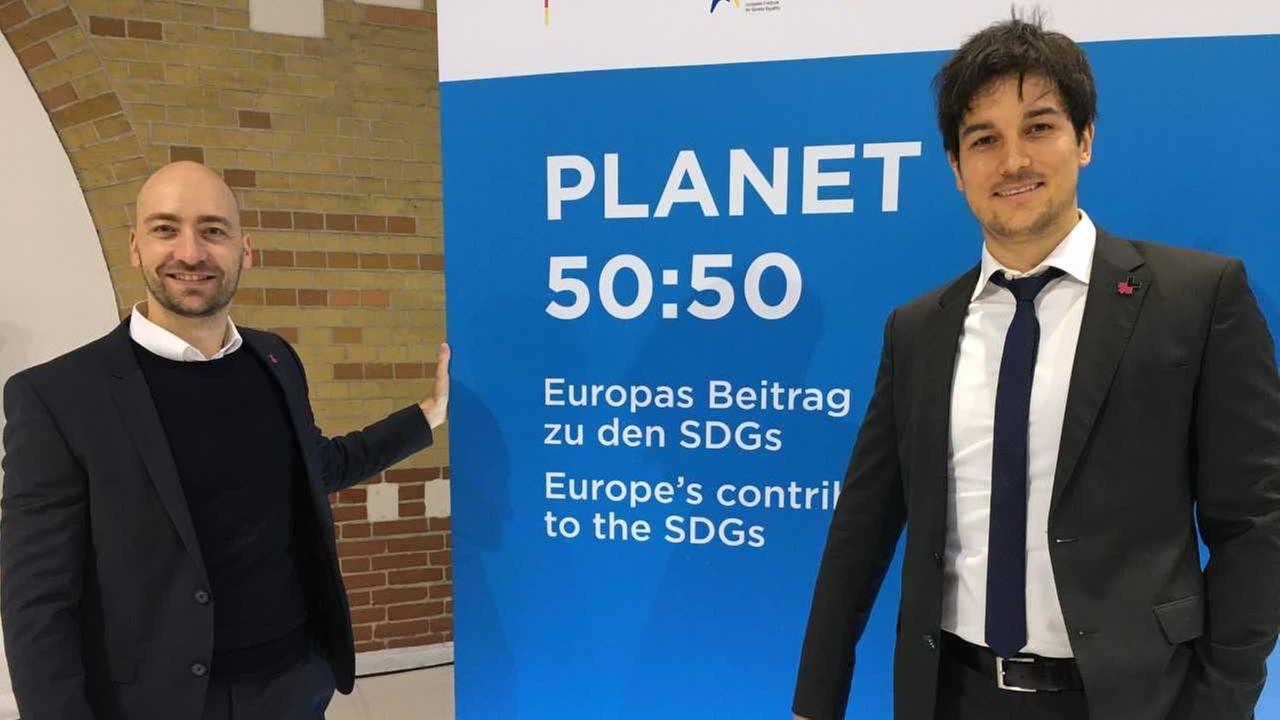 Martin Speer und Vincent Herr posieren vor einem blauen Konferenzschild. Martin Speer und Vincent Herr posieren vor einem blauen Konferenzschild.