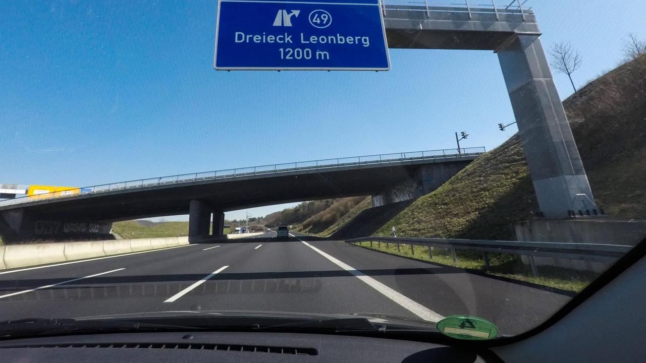 Die Beschränkungen wegen der Corona-Pandemie haben vielerorts zu besserer Luftqualität geführt. Auf den Autobahnen sind weniger Fahrzeuge unterwegs als sonst - wie hier in der Region Stuttgart/Böblingen.