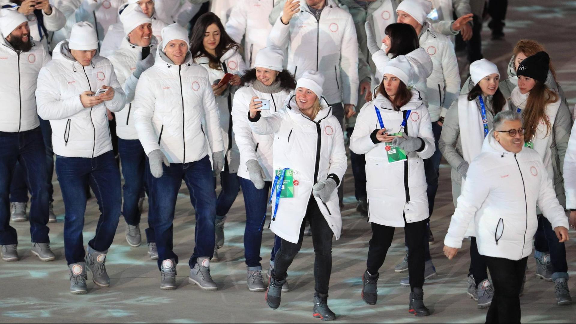 PYEONGCHANG, SOUTH KOREA - FEBRUARY 25, 2018: Olympic Athletes from Russia take part in the Parade of Nations at the closing ceremony of the PyeongChang 2018 Winter Olympic Games Olympische Spiele Olympia OS at Pyeongchang Olympic Stadium. Sergei Bobylev/TASS PUBLICATIONxINxGERxAUTxONLY TS075AFC PYEONGCHANG, SOUTH KOREA - FEBRUARY 25, 2018: Olympic Athletes from Russia take part in the Parade of Nations at the closing ceremony of the PyeongChang 2018 Winter Olympic Games Olympische Spiele Olympia OS at Pyeongchang Olympic Stadium. Sergei Bobylev/TASS PUBLICATIONxINxGERxAUTxONLY TS075AFC