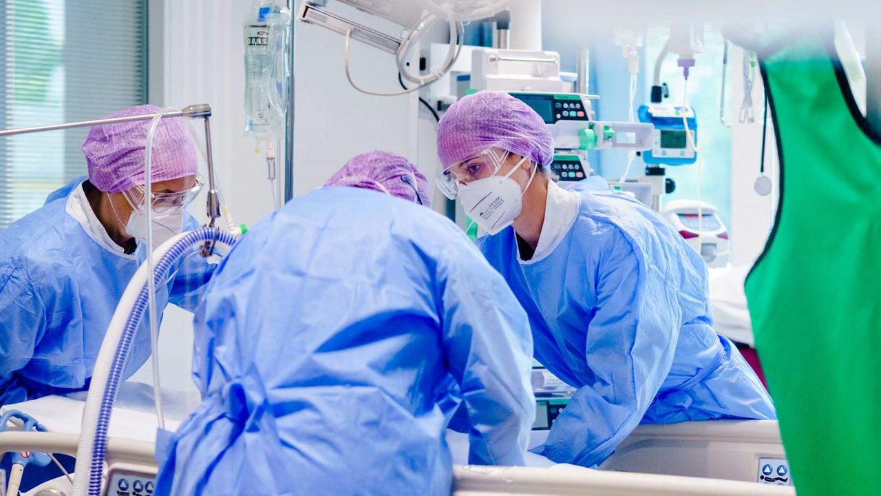 Mitarbeiter betreuen einen Coronapatienten auf der Intensivstation. Die Zahl der Coronapatienten auf den Intensivstationen nimmt während der zweiten Coronawelle weiter zu. Mitarbeiter betreuen einen Coronapatienten auf der Intensivstation. Die Zahl der Coronapatienten auf den Intensivstationen nimmt während der zweiten Coronawelle weiter zu.