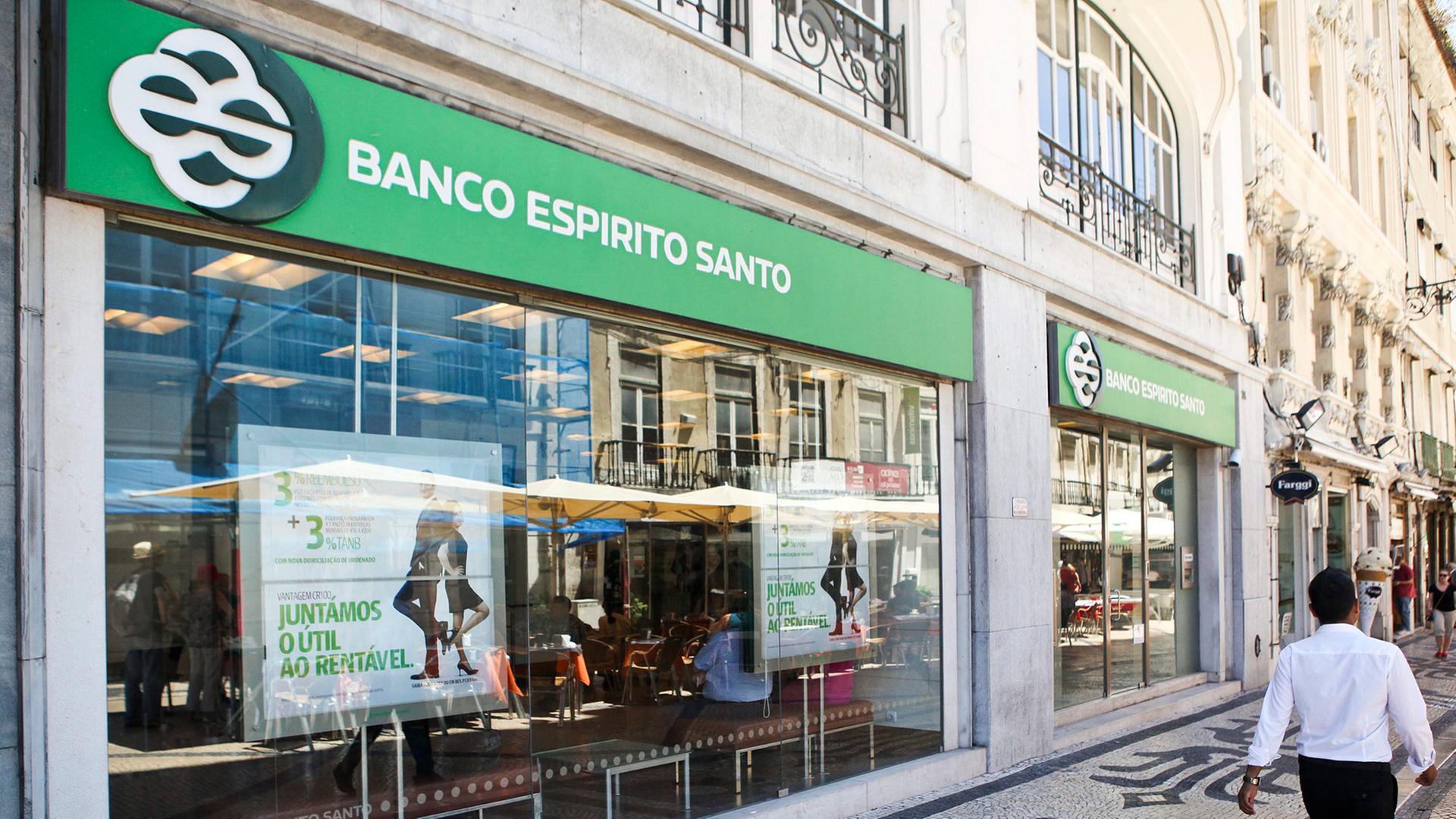 Ein Mann läuft an einer Filiale der Bank Espirito Santo (BES) in Lissabon, Portugal. Ein Mann läuft an einer Filiale der Bank Espirito Santo (BES) in Lissabon, Portugal.
