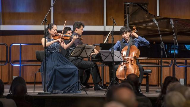 v.l.: Kyoko Ogawa (Vl), Kosuke Akimoto (Kl) und Yu Ito (Vc) musizieren auf der Bühne des Kammermusiksaals im Deutschlandfunk Köln