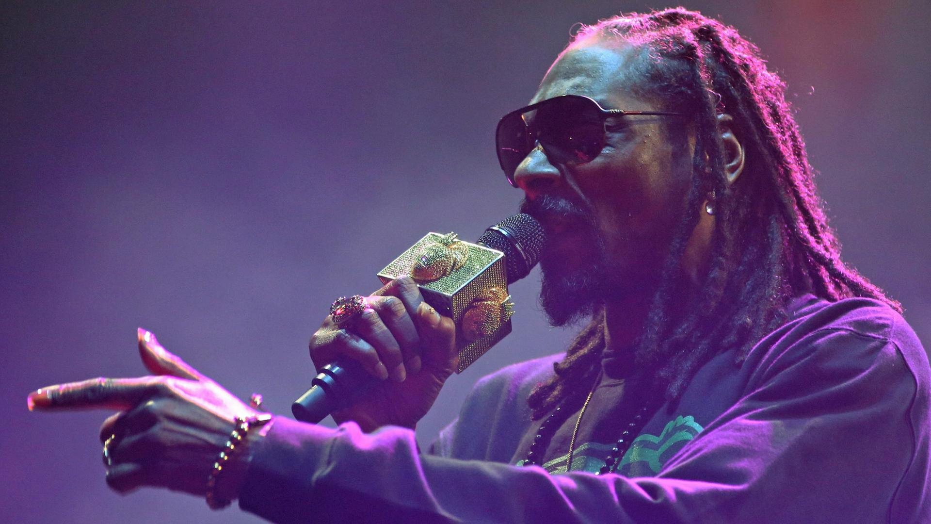 Der US-Rapper Snoop Dog bei einem Auftritt in Warschau im Juni 2014 Der US-Rapper Snoop Dog bei einem Auftritt in Warschau im Juni 2014