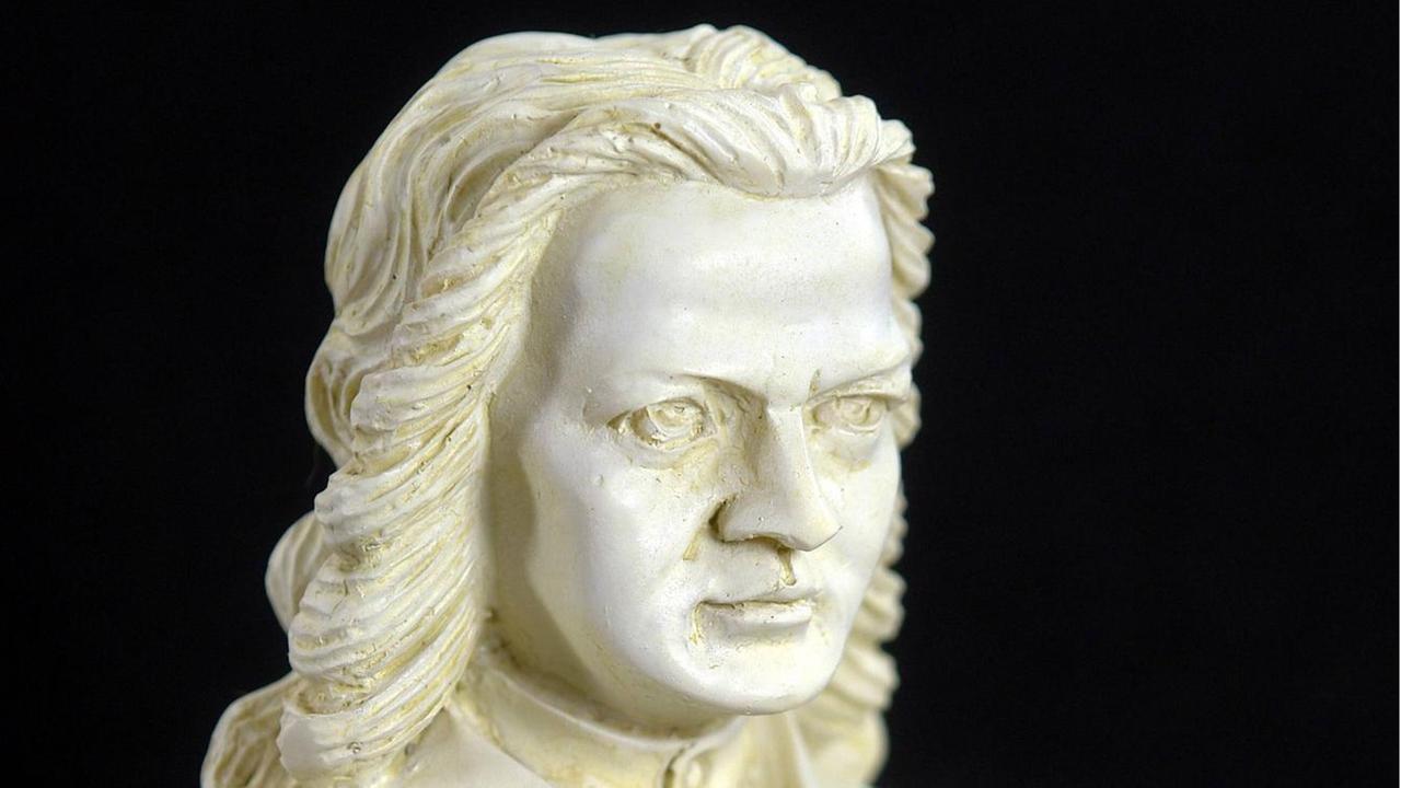 Büste des jungen Komponisten Johann Sebastian Bach. Büste des jungen Komponisten Johann Sebastian Bach.