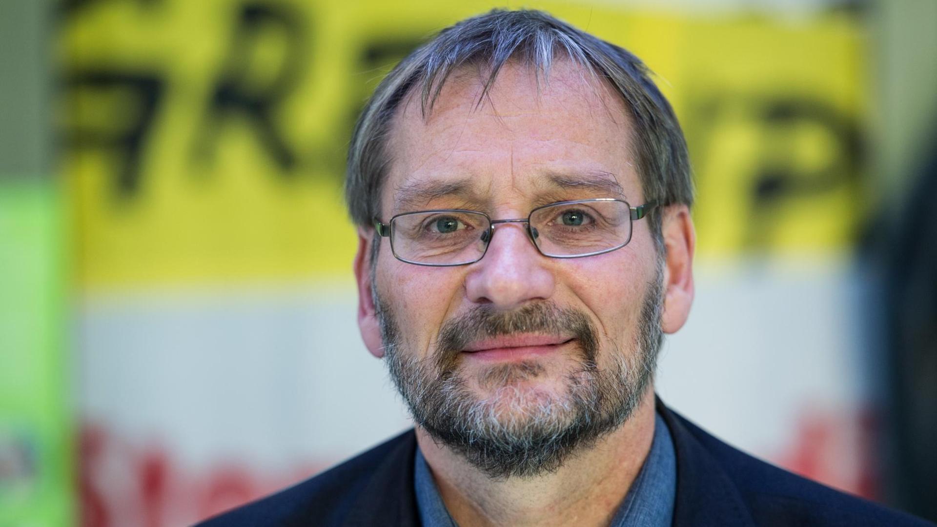 Das Bild zeigt Karsten Smid, Greenpeace Experte für Klima und Energie, am 31.10.2013 in der Greenpeace-Zentrale in der Hafencity in Hamburg. Das Bild zeigt Karsten Smid, Greenpeace Experte für Klima und Energie, am 31.10.2013 in der Greenpeace-Zentrale in der Hafencity in Hamburg.
