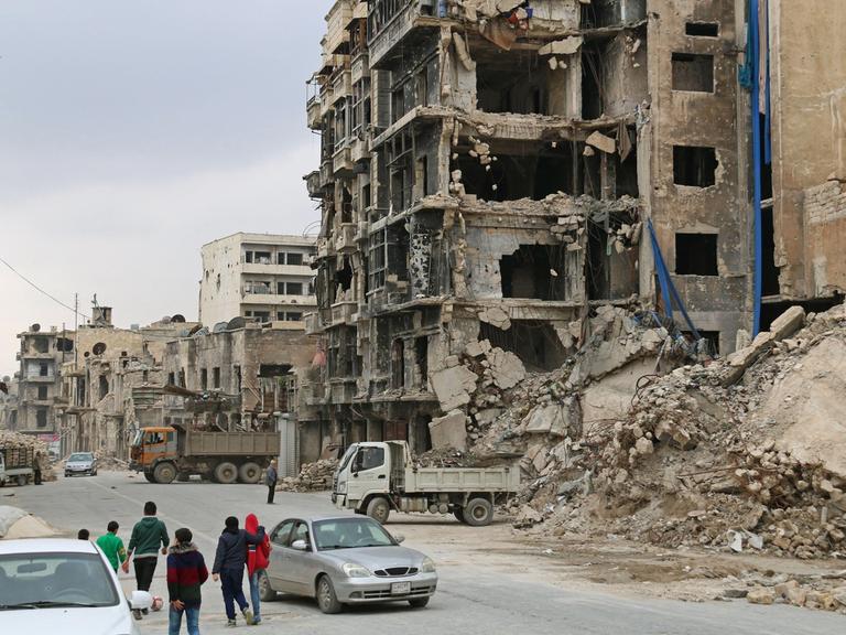 Menschen laufen durch die zerstörte Altstadt von Aleppo.