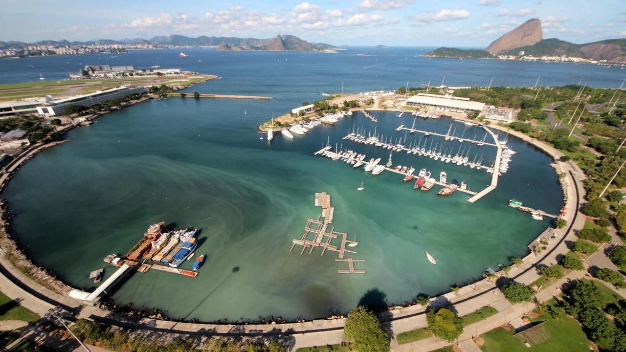 Der Jachthafen Marina da Gloria an der Guanabara-Bucht, Hauptquartier der Segler während der Olympischen Spiele. Die Luftaufnahmen zeigen laut dem Biologen Mario Móscatelli das illegale Ablassen von Abwasser. Der Jachthafen Marina da Gloria an der Guanabara-Bucht, Hauptquartier der Segler während der Olympischen Spiele. Die Luftaufnahmen zeigen laut dem Biologen Mario Móscatelli das illegale Ablassen von Abwasser.