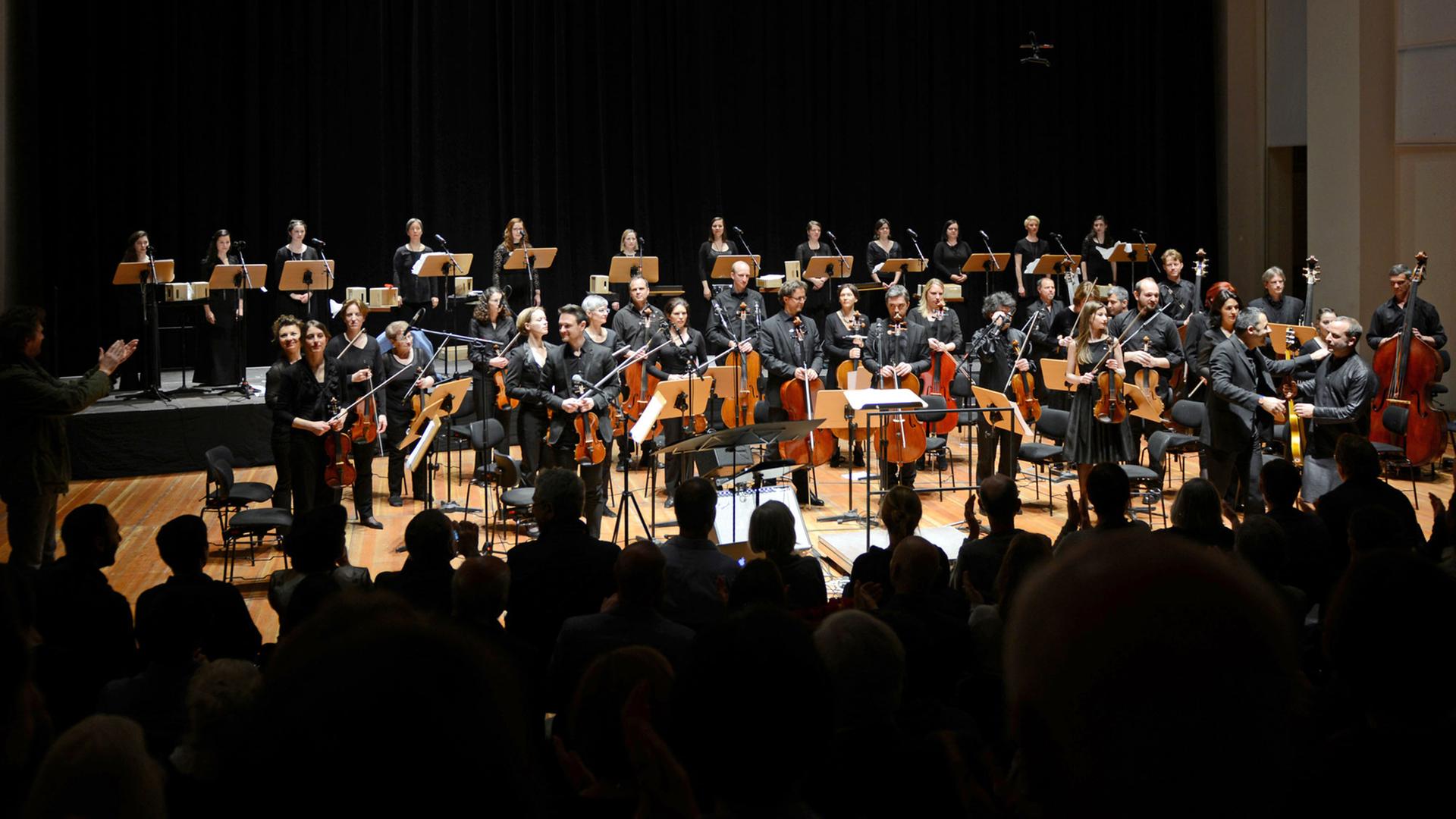 Die Dresdner Sinfoniker stehen auf der Bühne nach der Aufführung des Konzertprojektes «Aghet» im Schauspielhaus Hellerau in Dresden (Sachsen) am Abend des 30.04.2016. Das Konzertprojekt «Aghet» zu den Massakern an den Armeniern 1915 ist bei seiner Aufführung in Dresden stürmisch gefeiert worden. ... Die Dresdner Sinfoniker stehen auf der Bühne nach der Aufführung des Konzertprojektes «Aghet» im Schauspielhaus Hellerau in Dresden (Sachsen) am Abend des 30.04.2016. Das Konzertprojekt «Aghet» zu den Massakern an den Armeniern 1915 ist bei seiner Aufführung in Dresden stürmisch gefeiert worden. ...