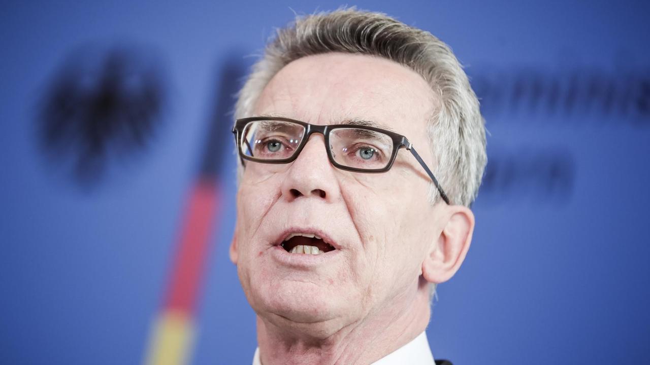 Bundesinnenminister Thomas de Maiziere (CDU) spricht in Berlin bei einem Pressestatement zur ermittelten Gesamtzahl der Asylbewerber. Bundesinnenminister Thomas de Maiziere (CDU) spricht in Berlin bei einem Pressestatement zur ermittelten Gesamtzahl der Asylbewerber.