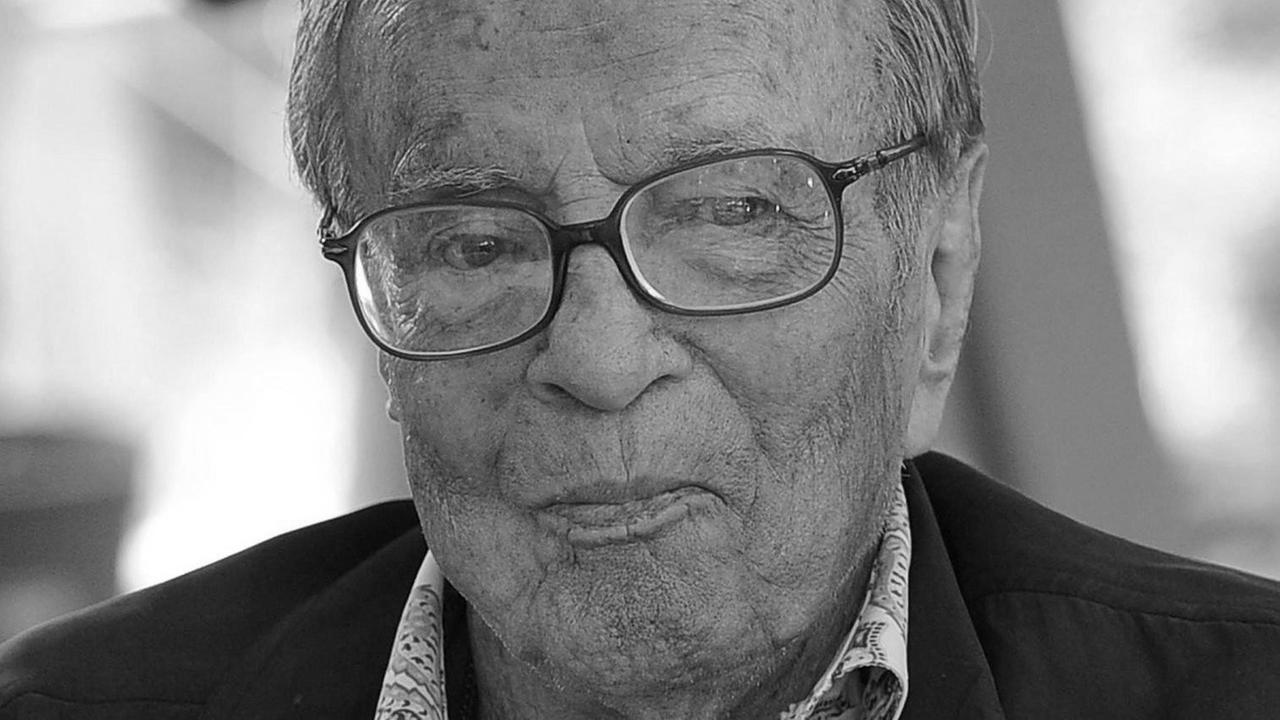 Der italienische Regisseur Franco Zeffirelli ist tot. Er starb am Samstagmittag zuhause in Rom nach langer Krankheit, wie die Deutsche Presse-Agentur bei der Franco-Zeffirelli-Stiftung erfuhr. Der italienische Regisseur Franco Zeffirelli ist tot. Er starb am Samstagmittag zuhause in Rom nach langer Krankheit, wie die Deutsche Presse-Agentur bei der Franco-Zeffirelli-Stiftung erfuhr.