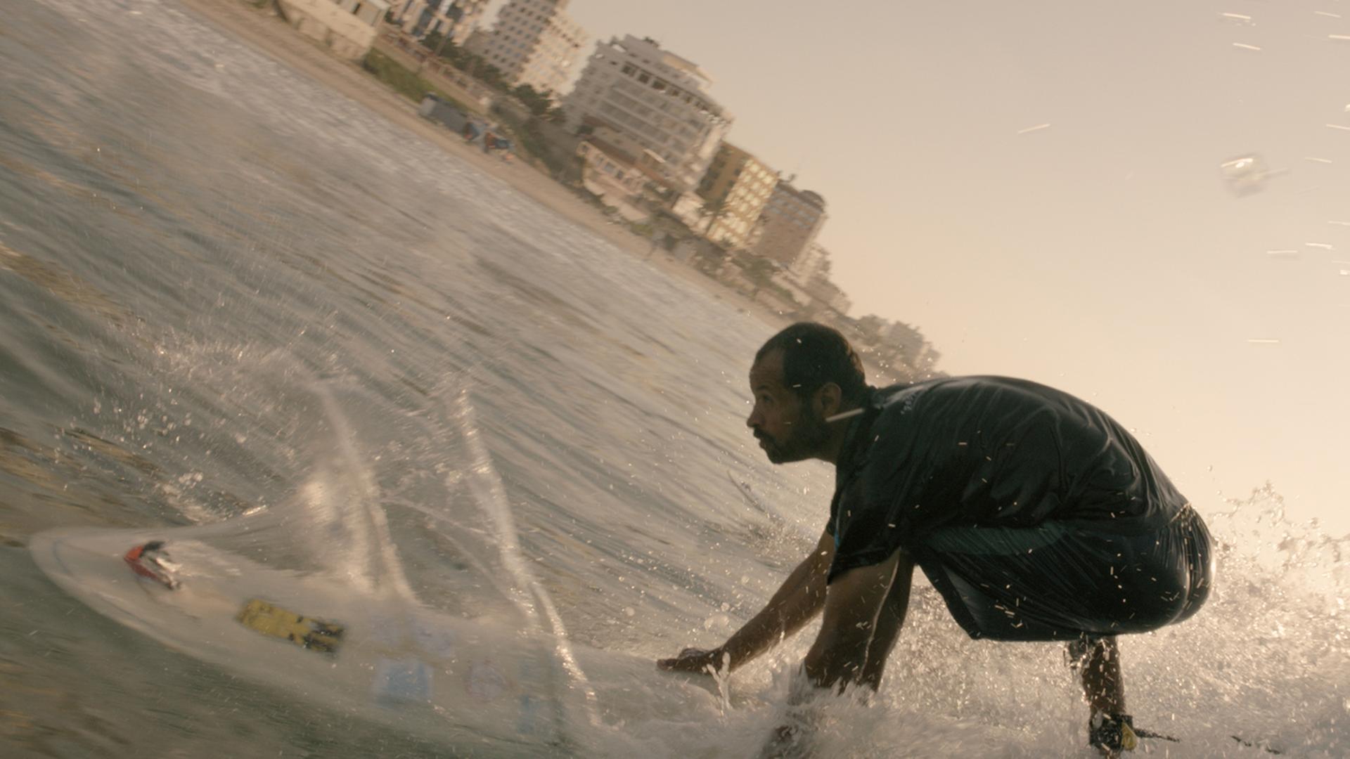 Abu Jayab, 42, ist der älteste Surfer in Gaza und Mentor der jungen Surfer. Abu Jayab, 42, ist der älteste Surfer in Gaza und Mentor der jungen Surfer.
