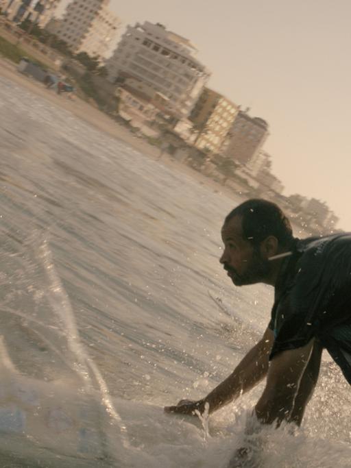 Abu Jayab, 42, ist der älteste Surfer in Gaza und Mentor der jungen Surfer.