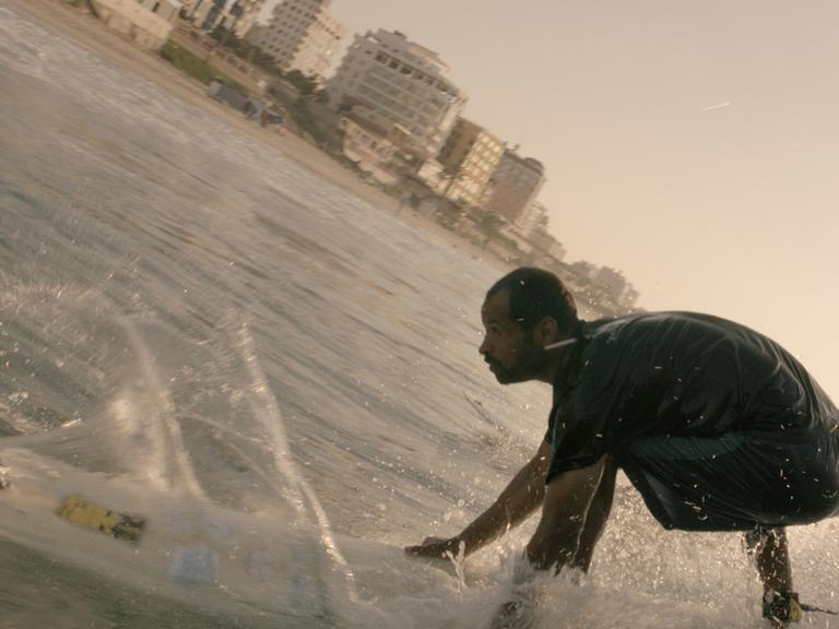 Abu Jayab, 42, ist der älteste Surfer in Gaza und Mentor der jungen Surfer.