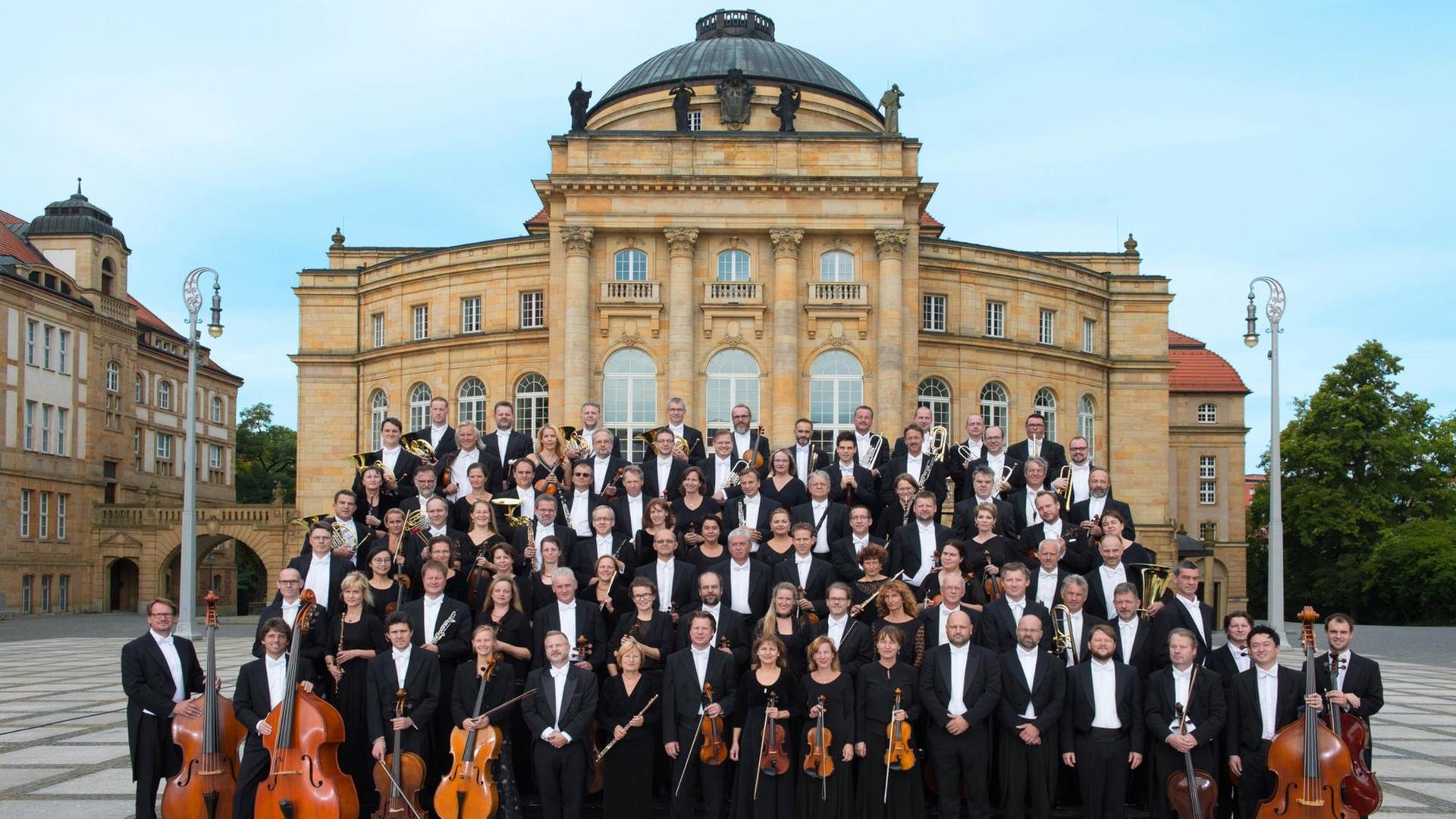 Das Orchester hat sich vorm historischen Opernhaus der Stadt versammelt Das Orchester hat sich vorm historischen Opernhaus der Stadt versammelt