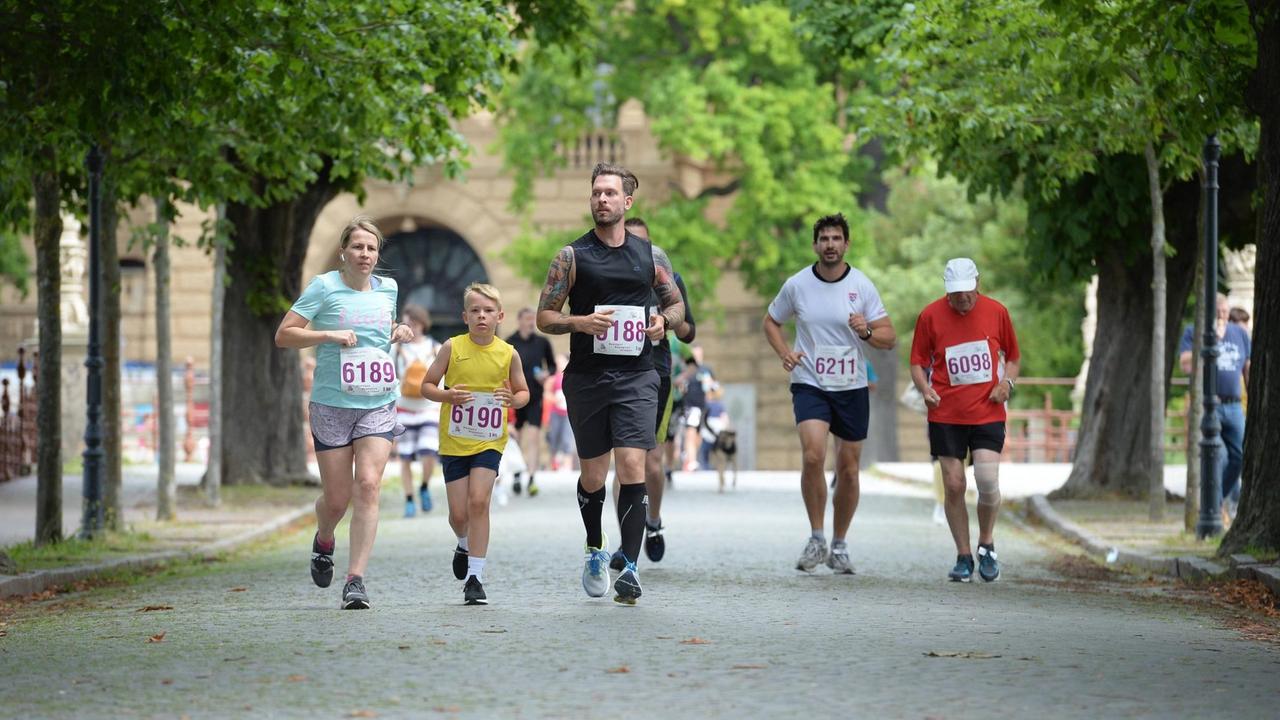 Schwerin Fuenf-Seen-Lauf 2021 Schwerin, 03.07.21 Teilnehmer beim Schwerin Fuenf-Seen-Lauf 2021 Schwerin, 03.07.21 *** Schwerin Five Lakes Run 2021 Schwerin, 03 07 21 Participants in the Schwerin Five Lakes Run 2021 Schwerin, 03 07 21 Copyright: xBEAUTIFULxSPORTS/T.xSobczakx Schwerin Fuenf-Seen-Lauf 2021 Schwerin, 03.07.21 Teilnehmer beim Schwerin Fuenf-Seen-Lauf 2021 Schwerin, 03.07.21 *** Schwerin Five Lakes Run 2021 Schwerin, 03 07 21 Participants in the Schwerin Five Lakes Run 2021 Schwerin, 03 07 21 Copyright: xBEAUTIFULxSPORTS/T.xSobczakx