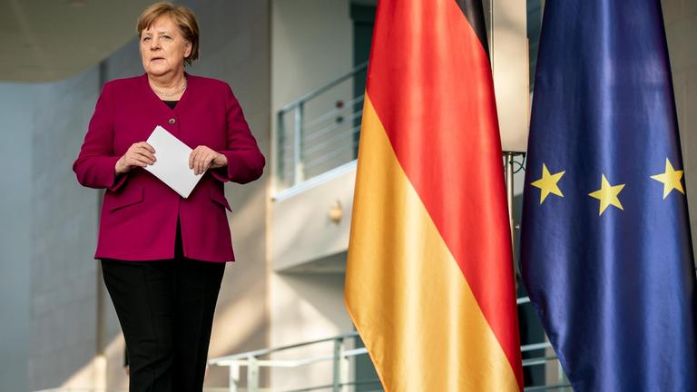 Bundeskanzlerin Angela Merkel kommt zu einer Pressekonferenz nach der Videokonferenz des Europäischen Rats.