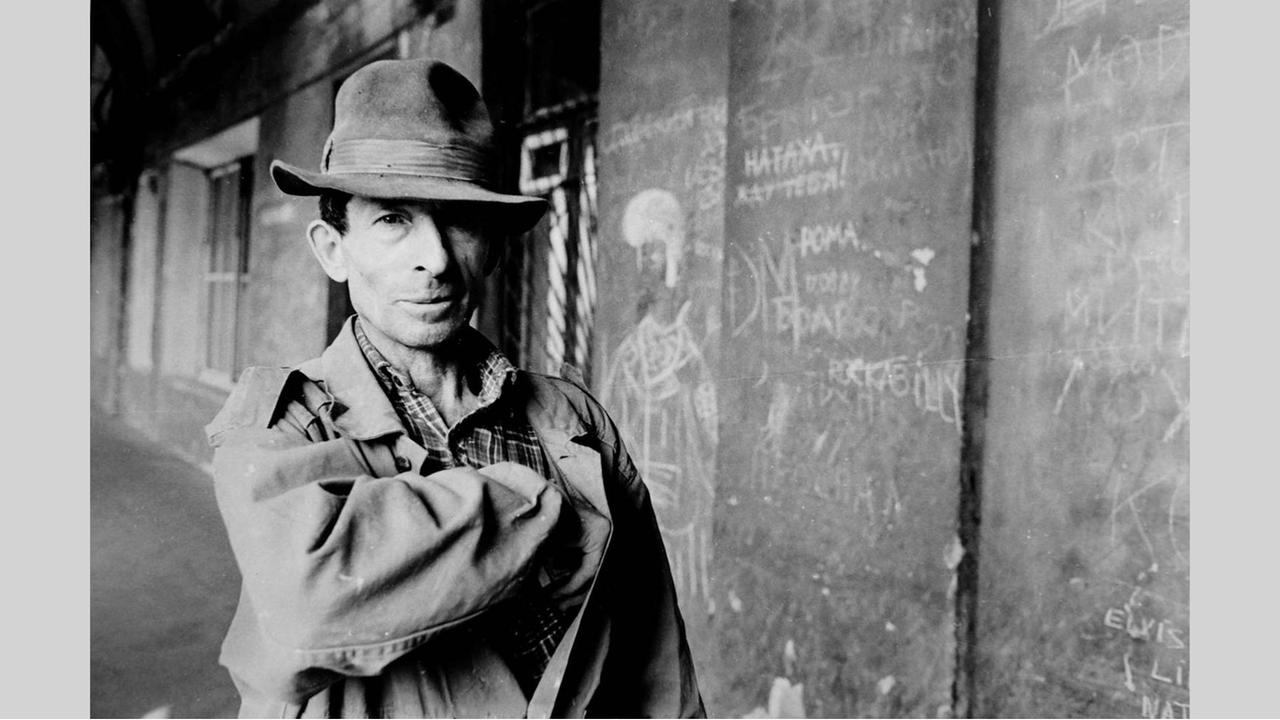Die zeitgenössische schwarzweiss Fotografie zeigt das Portrait eines Mannes auf der Strasse, mit Huth und der rechten Hand an der Brusttasche. Die zeitgenössische schwarzweiss Fotografie zeigt das Portrait eines Mannes auf der Strasse, mit Huth und der rechten Hand an der Brusttasche.