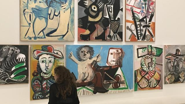 Eine Frau betrachtet im Pariser Picasso-Museum Gemälde des Künstlers in der Ausstellung "Chefs-d'oeuvre"