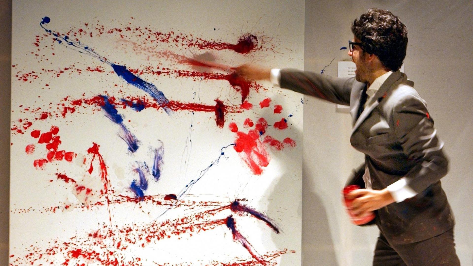 Mit großzügigen Strichen gestaltet Christoph Schlingensief bei der Fotoprobe zu seiner Aktion "Atta Atta - Die Kunst ist ausgebrochen" am 22.1.2003 an der Berliner Volksbühne ein Wandbild. Mit großzügigen Strichen gestaltet Christoph Schlingensief bei der Fotoprobe zu seiner Aktion "Atta Atta - Die Kunst ist ausgebrochen" am 22.1.2003 an der Berliner Volksbühne ein Wandbild.