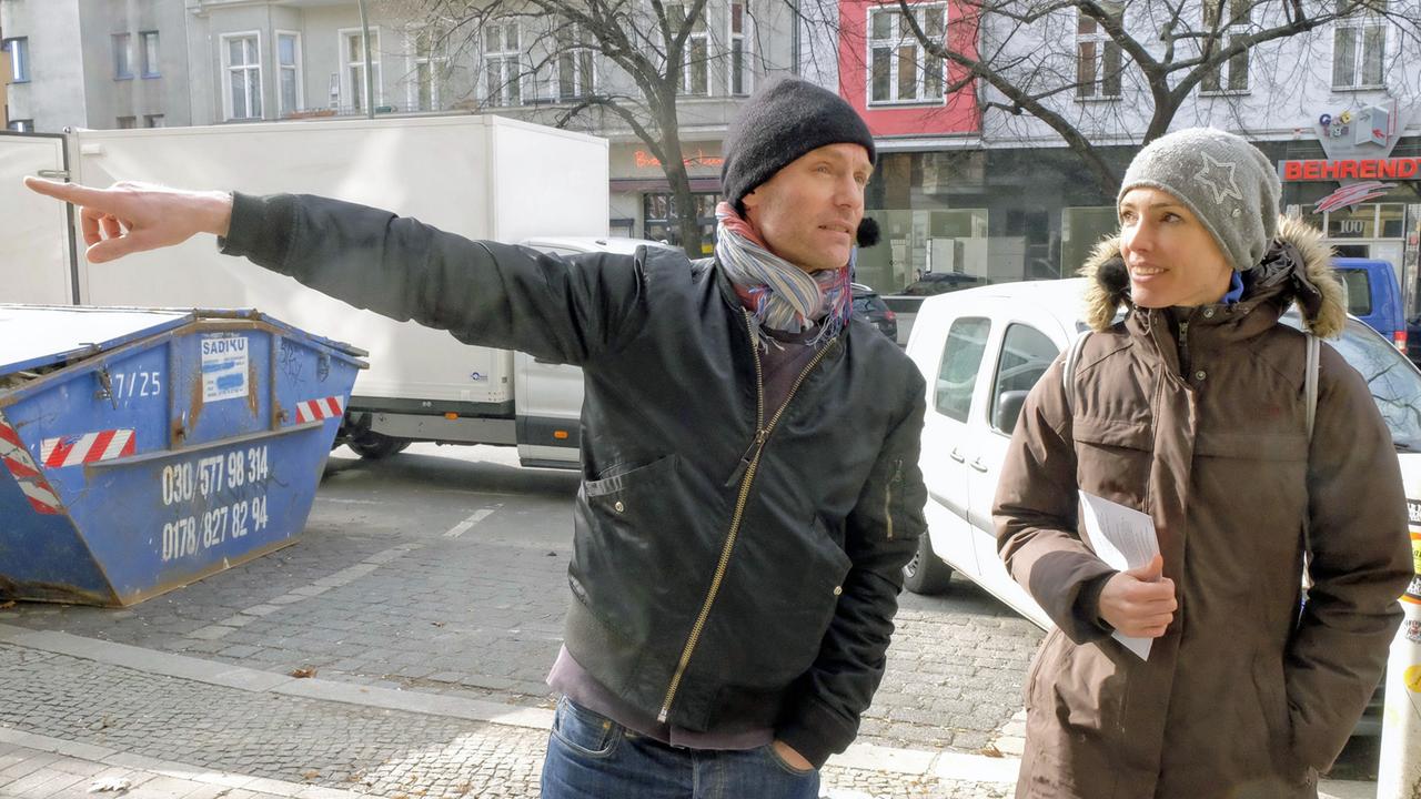 Schauspieler Mark Waschke zeigt Moderatorin Marianne Allweiss seinen Kiez: die Gegend um die Potsdamer Straße. 
