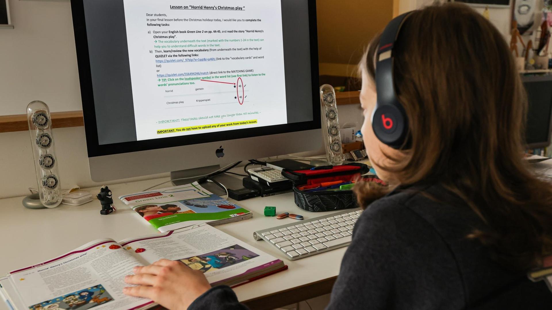 Der Zwölfjährige Gymnasiast Julius löst am Computer in seinem Zuhause seine Schulaufgaben, die ihm seine Lehrer für jeden Tag über den Schulserver geschickt haben. Wegen des Corona-Virus bleiben in der Hansestadt alle Schulen und Kitas geschlossen. Der Zwölfjährige Gymnasiast Julius löst am Computer in seinem Zuhause seine Schulaufgaben, die ihm seine Lehrer für jeden Tag über den Schulserver geschickt haben. Wegen des Corona-Virus bleiben in der Hansestadt alle Schulen und Kitas geschlossen.