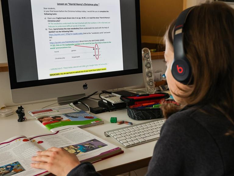 Der Zwölfjährige Gymnasiast Julius löst am Computer in seinem Zuhause seine Schulaufgaben, die ihm seine Lehrer für jeden Tag über den Schulserver geschickt haben. Wegen des Corona-Virus bleiben in der Hansestadt alle Schulen und Kitas geschlossen.