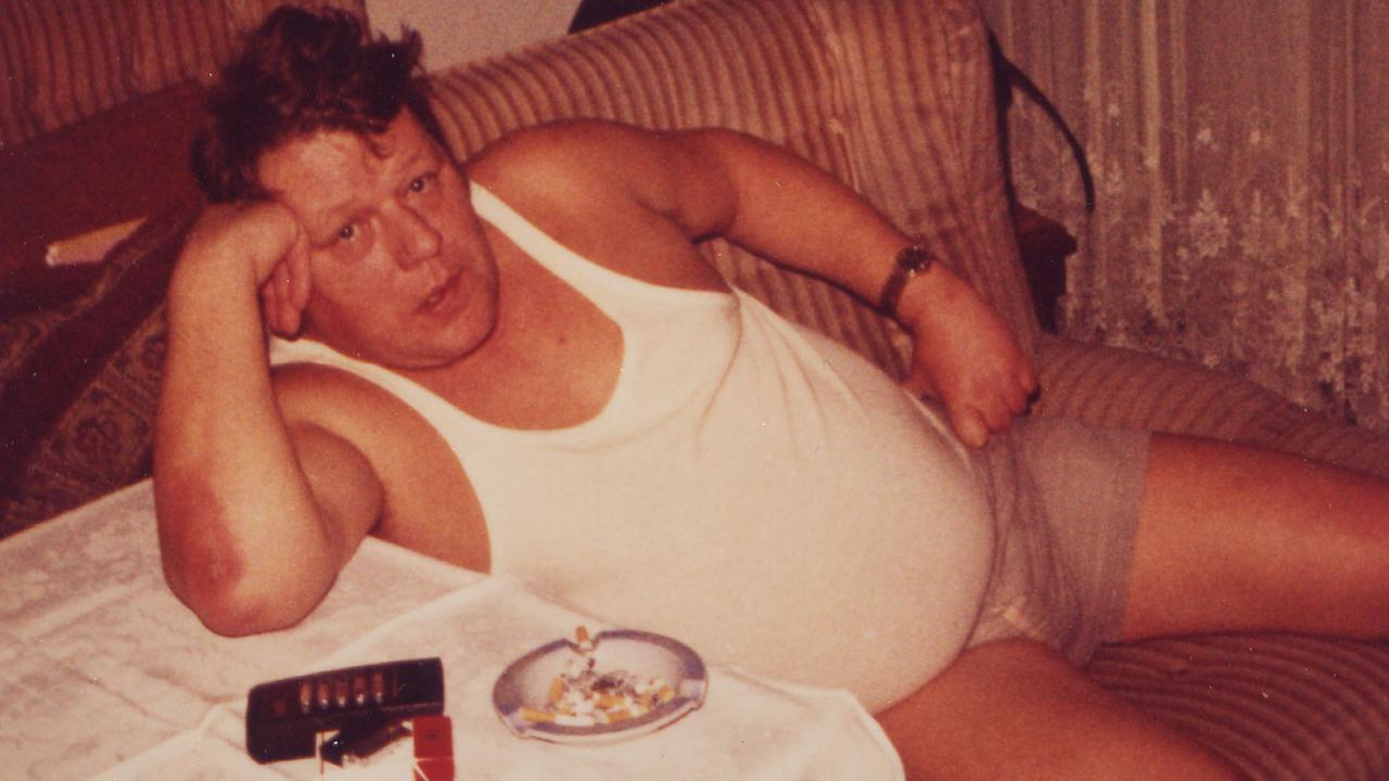 In einem Ausschnitt aus dem Film "Mein Papi" von 1981 von Jörg Buttgereit ist ein Mann im weißen Feinrippunterhemd und Shorts auf einem Wohnzimmersessel zu sehen. Der Film ist ebenfalls in der Undergroundfilm-Reihe im Lenbachhaus zu sehen. In einem Ausschnitt aus dem Film "Mein Papi" von 1981 von Jörg Buttgereit ist ein Mann im weißen Feinrippunterhemd und Shorts auf einem Wohnzimmersessel zu sehen. Der Film ist ebenfalls in der Undergroundfilm-Reihe im Lenbachhaus zu sehen.
