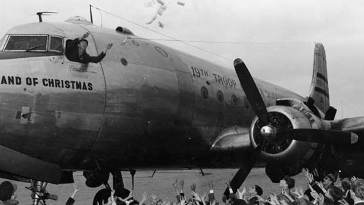 Pilot Gail S. Halvorsen wirft 1948 auf dem Flughafen Berlin-Tempelhof amerikanische Süßigkeiten aus seinem C-54 Transportflugzeug, die von Kindern auf dem Flugfeld aufgefangen werden. Der heute 85-jährige Halvorsen war 1948 während der Berlin-Blockade in einem so genannten Rosinenbomber im Einsatz. Pilot Gail S. Halvorsen wirft 1948 auf dem Flughafen Berlin-Tempelhof amerikanische Süßigkeiten aus seinem C-54 Transportflugzeug, die von Kindern auf dem Flugfeld aufgefangen werden. Der heute 85-jährige Halvorsen war 1948 während der Berlin-Blockade in einem so genannten Rosinenbomber im Einsatz.