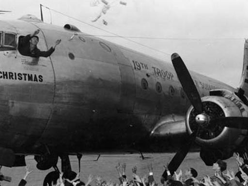 Pilot Gail S. Halvorsen wirft 1948 auf dem Flughafen Berlin-Tempelhof amerikanische Süßigkeiten aus seinem C-54 Transportflugzeug, die von Kindern auf dem Flugfeld aufgefangen werden. Der heute 85-jährige Halvorsen war 1948 während der Berlin-Blockade in einem so genannten Rosinenbomber im Einsatz.