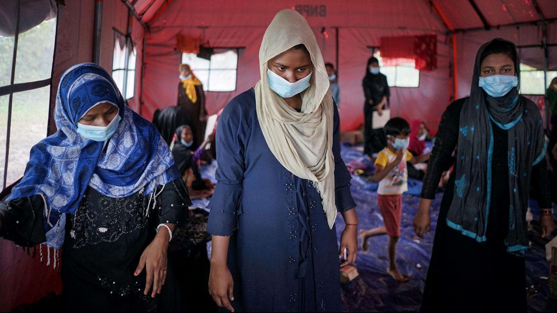 Rohingya-Flüchtlinge in einem Behelfszelt in Indonesien. Rohingya-Flüchtlinge in einem Behelfszelt in Indonesien.