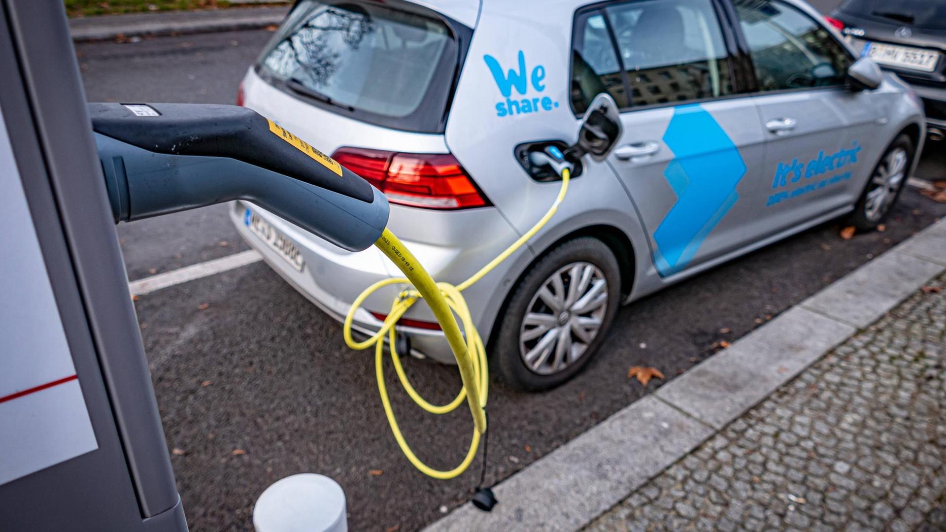 Berlin, Elektromobilität, Elektroauto zapft Strom an Ladestation Berlin, Elektromobilität, Elektroauto zapft Strom an Ladestation