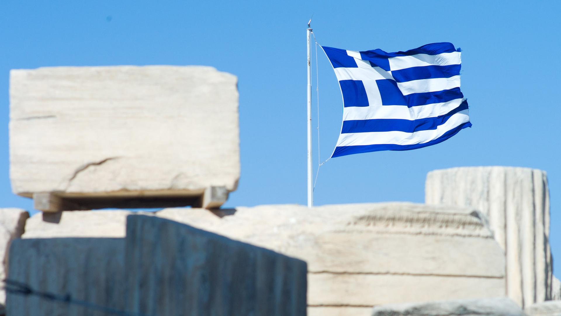 Die griechische Flagge weht am 20.07.2013 über der Akropolis in Athen.