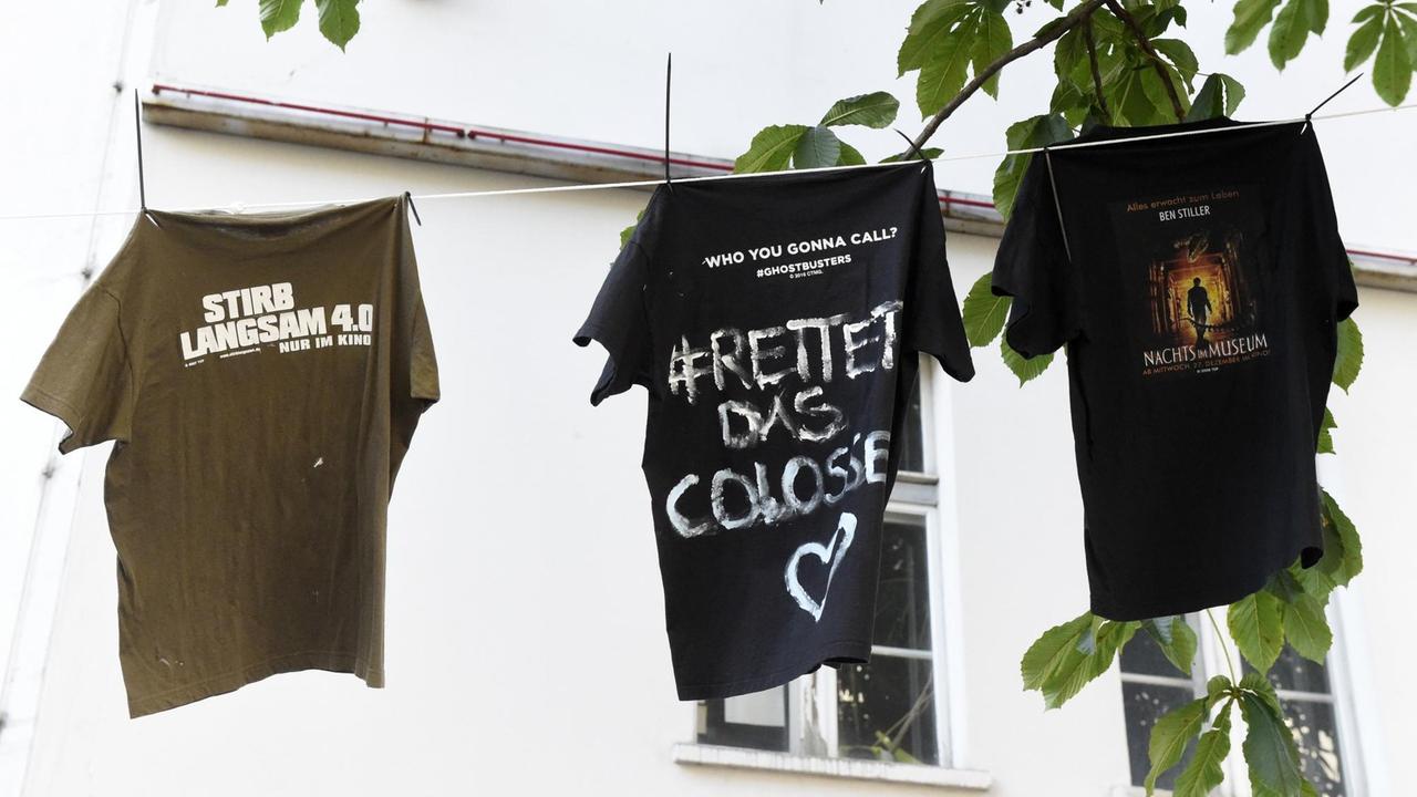 T-Shirts hängen vor dem Kino Colloseum als Protestaktion der Mitarbeiter gegen die geplante Schließung.

