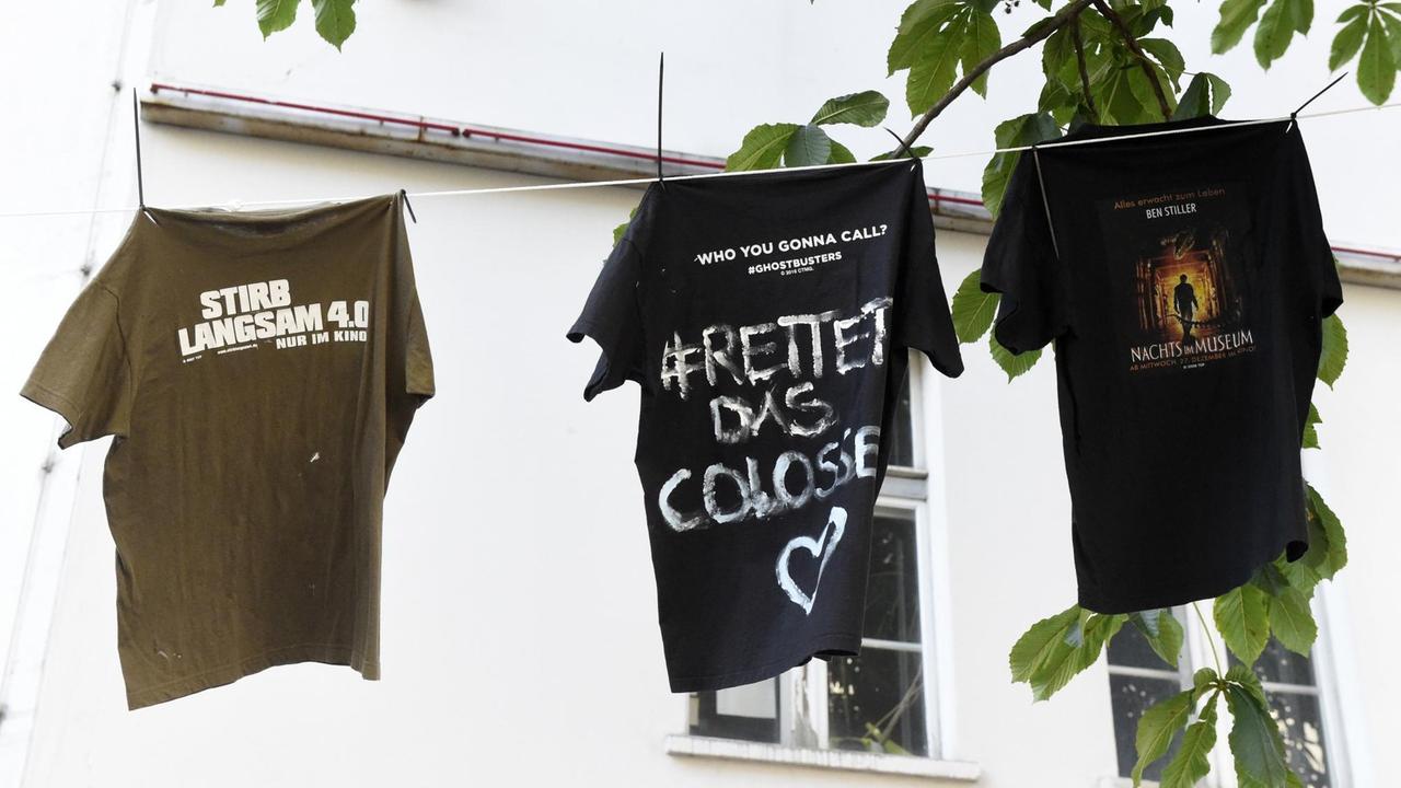 T-Shirts hängen vor dem Kino Colloseum als Protestaktion der Mitarbeiter gegen die geplante Schließung.
T-Shirts hängen vor dem Kino Colloseum als Protestaktion der Mitarbeiter gegen die geplante Schließung.